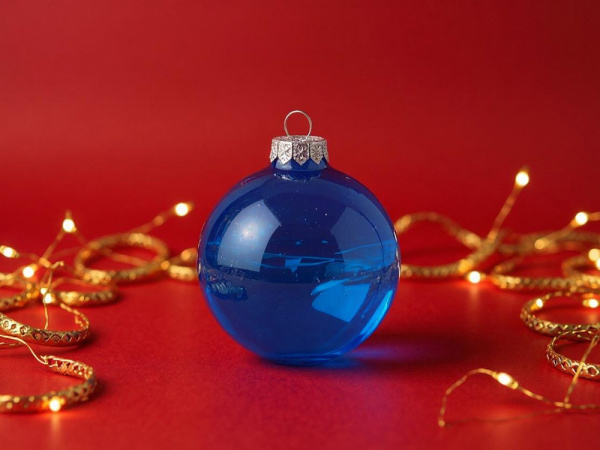 Стеклянный елочный шар Christmas bauble, синий прозрачный, с серебристым колпачком в черной коробке